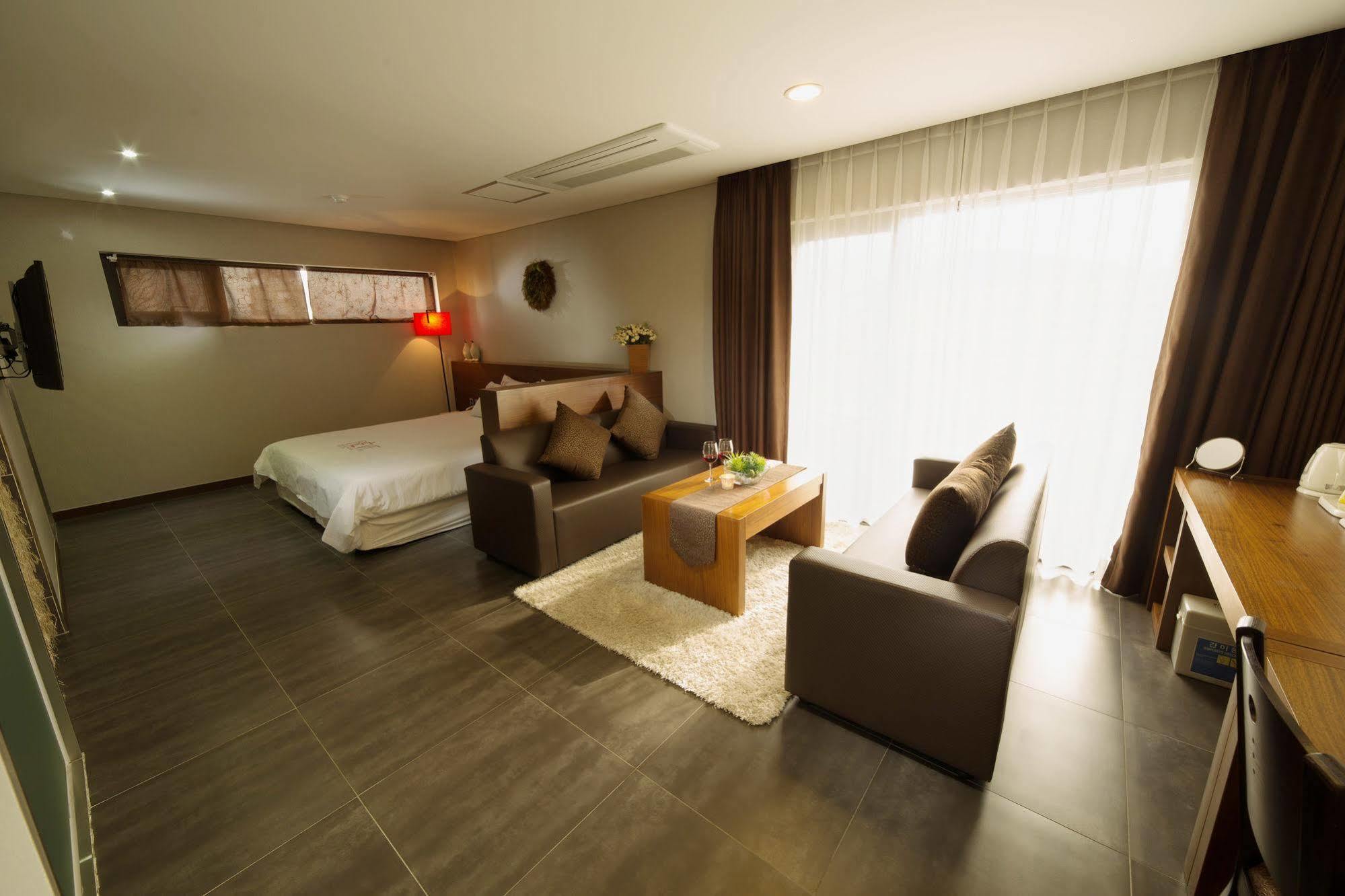 Reve Business Hotel Jeju Exterior photo